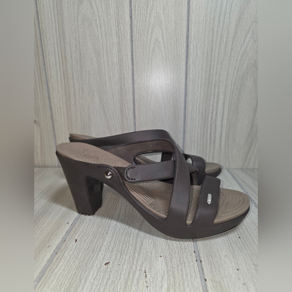 Crocs Cyprus IV Sandal Block Heeled Sandals Shoes Criss Cross Brown Slip On Sz 9